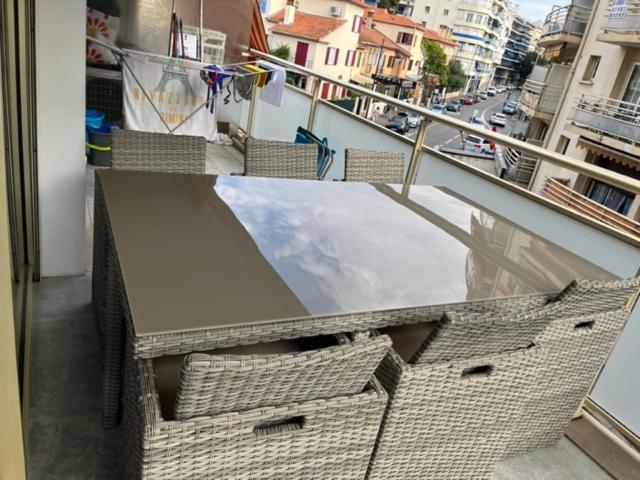 Emplacement De Premier Ordre En Bas Des Plages Et Des Commerces Juan-les-Pins Luaran gambar