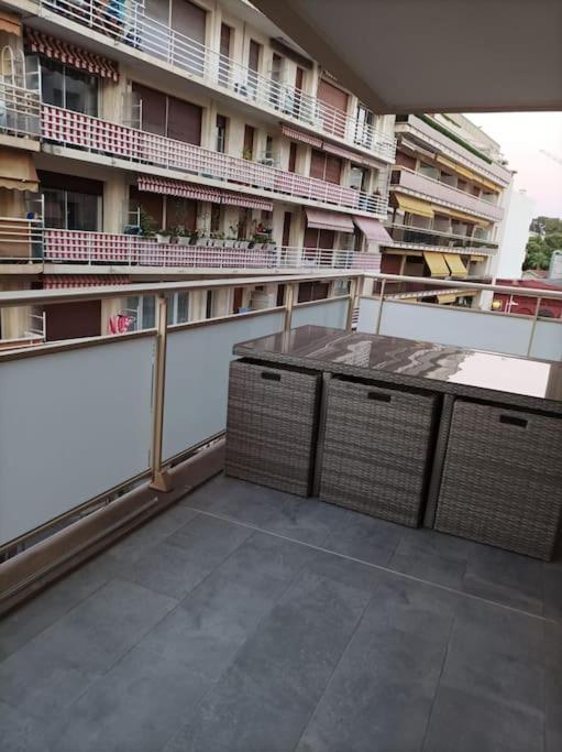 Emplacement De Premier Ordre En Bas Des Plages Et Des Commerces Juan-les-Pins Luaran gambar